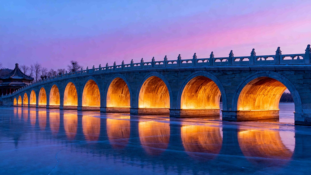 颐和园十七孔桥夜景灯光倒影