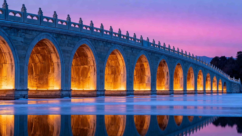 颐和园十七孔桥夜景灯光倒影