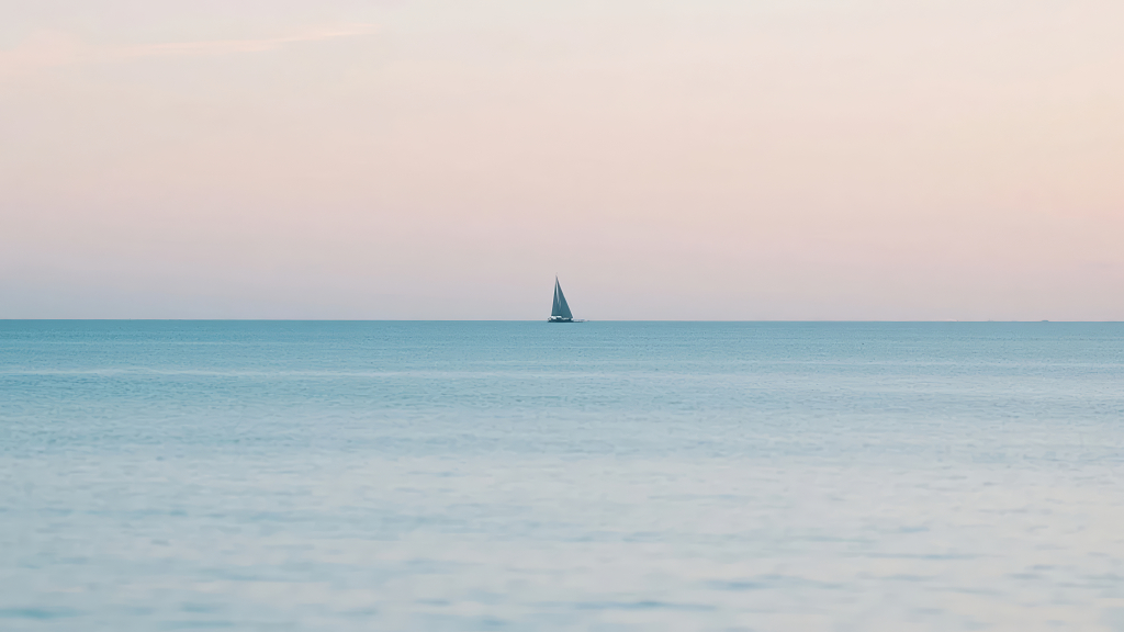海面帆船孤独意境简约背景