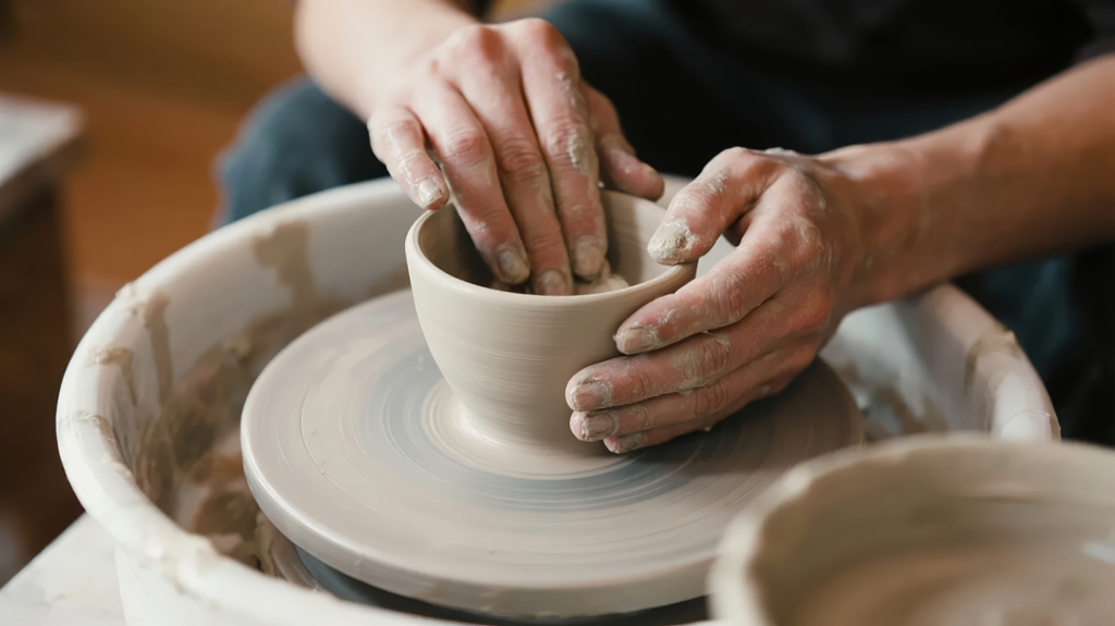 匠人双手在拉坯机上制作陶艺的工匠精神