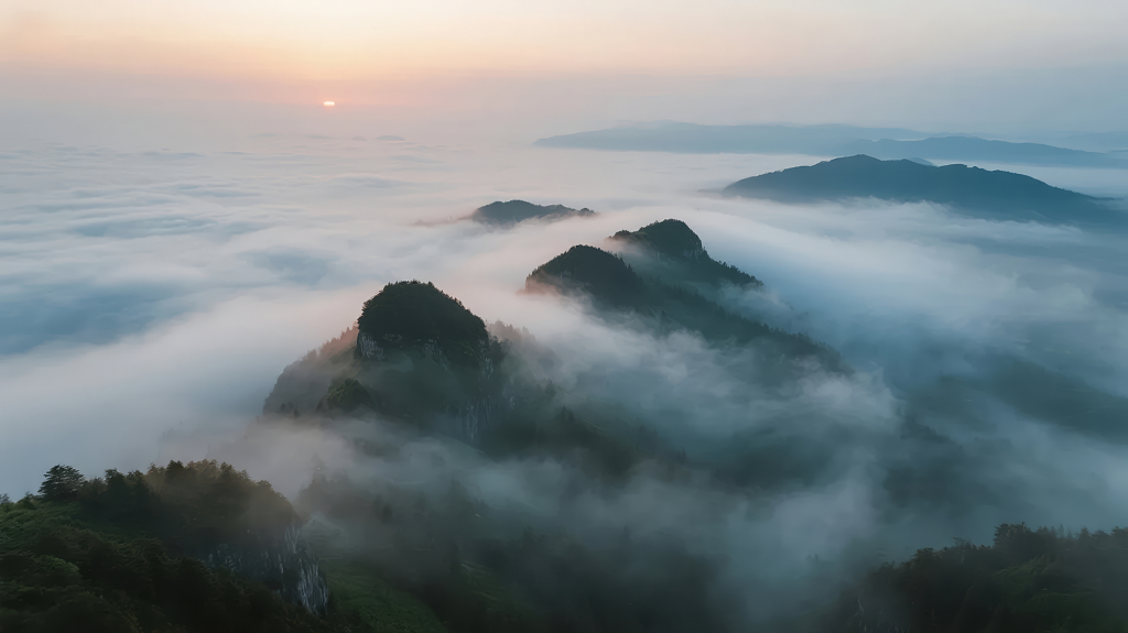 国庆节壮丽山河云海日出的磅礴仙境图