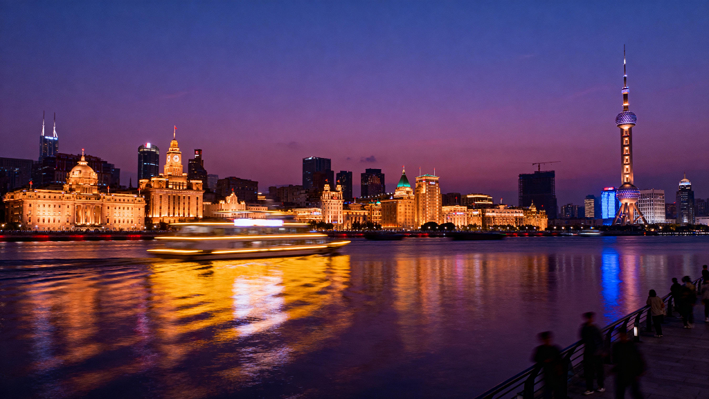 上海外滩黄浦江夜景及城市建筑群高清摄影图