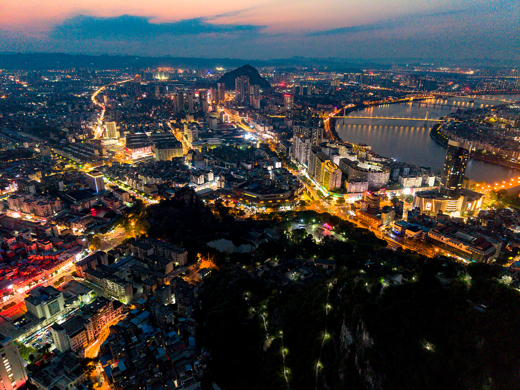 广西柳州夜幕降临夜景灯光航拍图