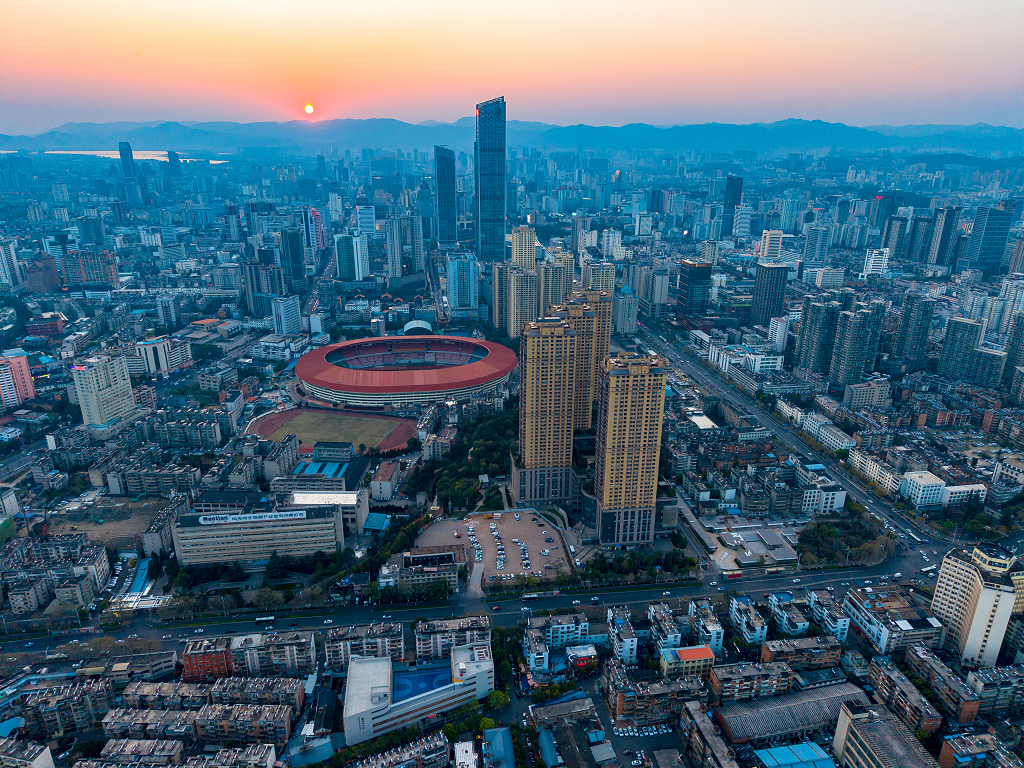 云南昆明城市傍晚晚霞航拍图