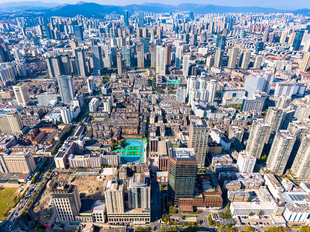 云南昆明城市高楼建筑航拍图