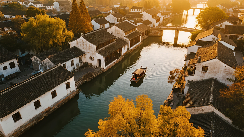 国庆黄金周航拍江南水乡古镇的秋日景象