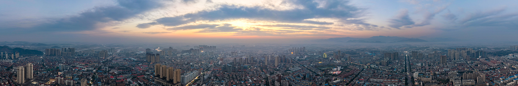 湖北黄梅县城市日落晚霞城市全景航拍图