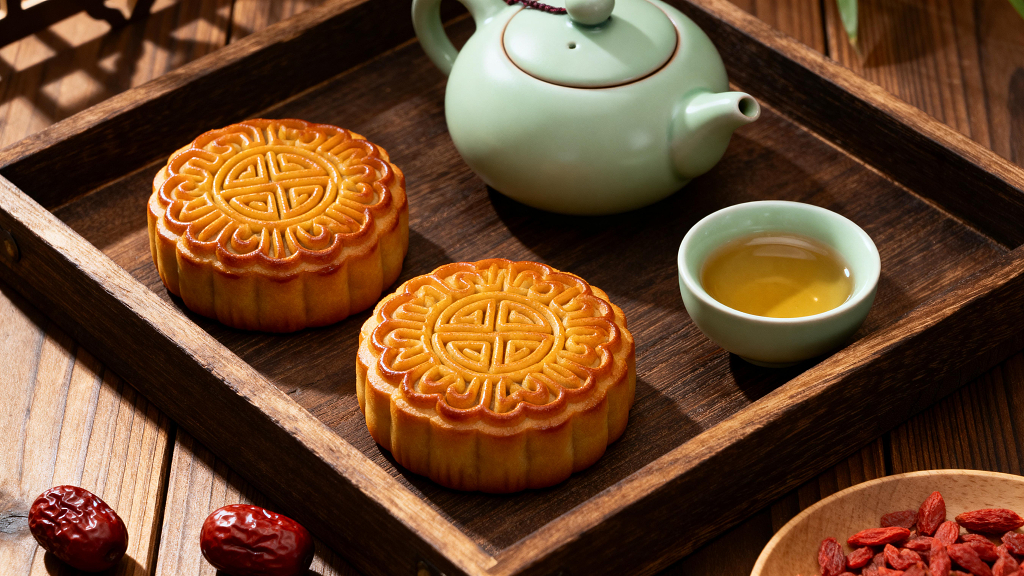 月饼中秋月饼月饼茶具中秋茶具月饼品茶中秋品茶传统月饼中秋美食