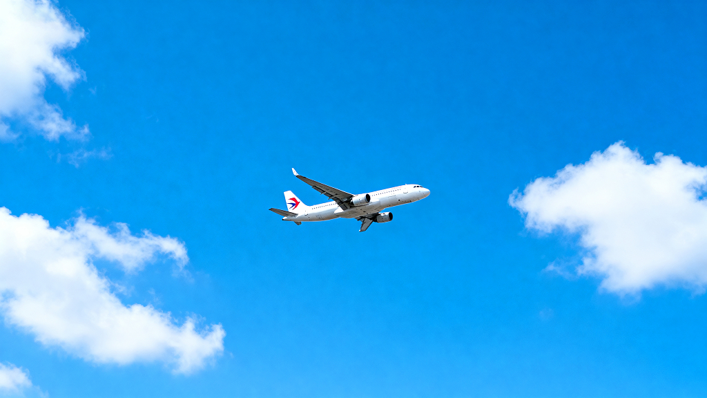 飞机飞行云海景观高空飞行蓝天云海航空运输旅行海报航空海报