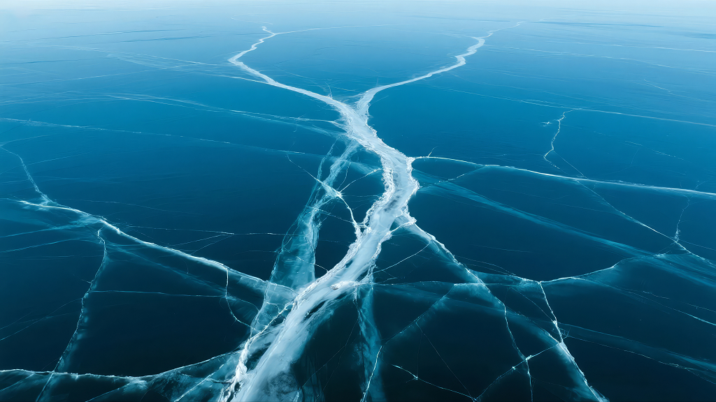 2025年末贝加尔湖冰裂纹的壮丽景观