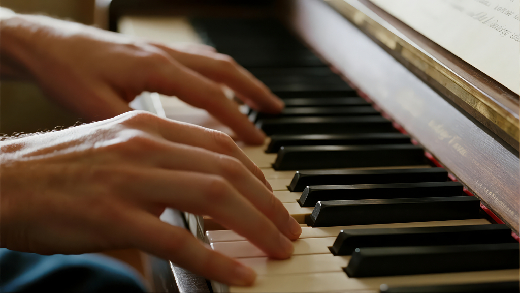 2025年末弹奏钢琴曲回顾一年的时光