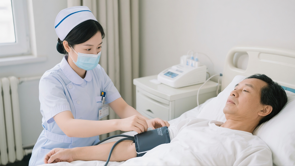 护士病人量血压病房医疗场景