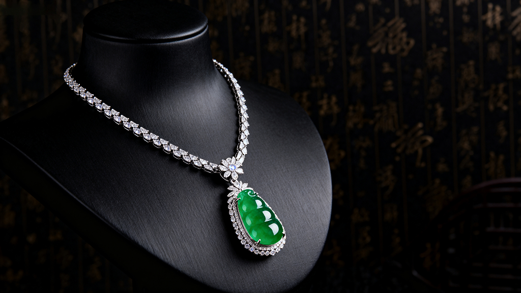 翡翠钻石奢华项链翡珠宝首饰翡翠吊坠钻石项链设计素材珠宝海报