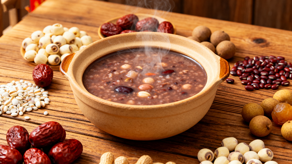 一碗美味的腊八粥传统美食边上有五谷杂粮