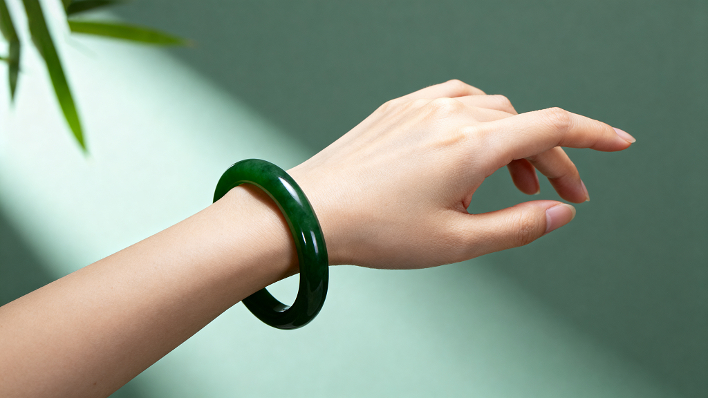 一只玉手镯戴在手上