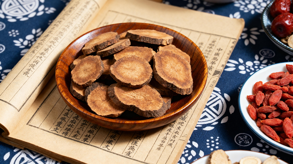 木碗中的甘草片传统中药材摄影素材