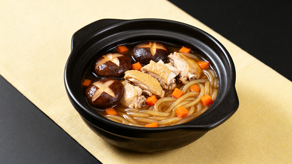 香菇鸡肉土豆粉黑色砂锅