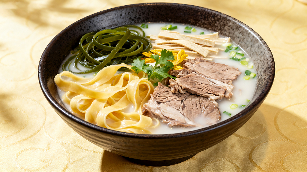 一碗美味的羊肉汤烩面羊肉烩面