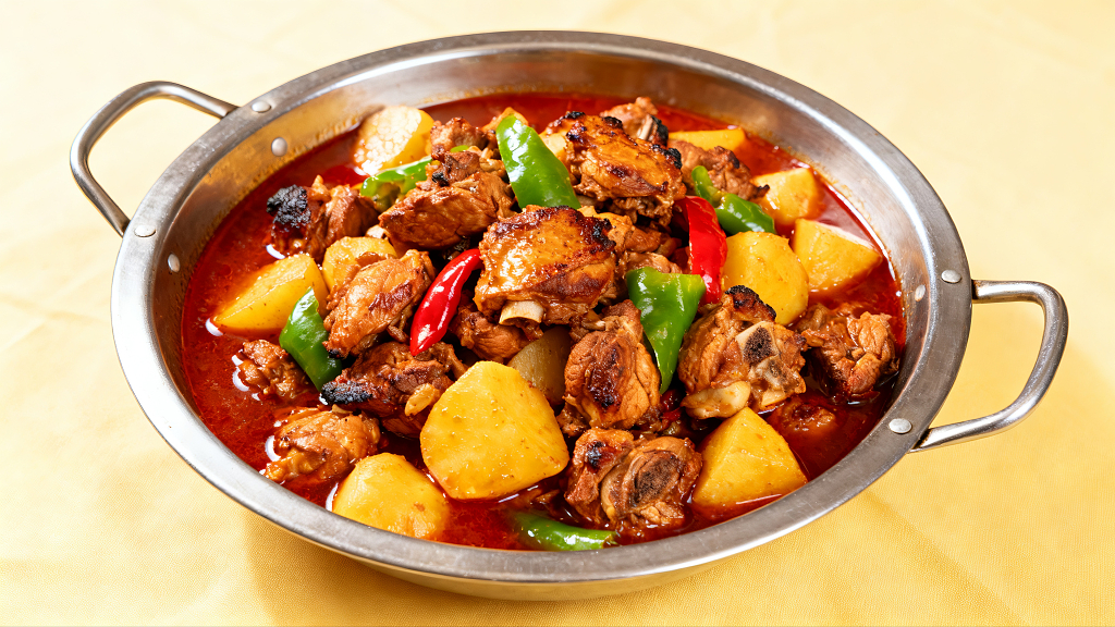 一盘美味的新疆大盘鸡