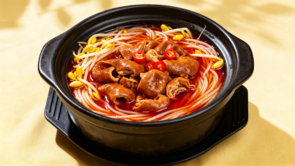 泡椒肥肠砂锅米线美食美味