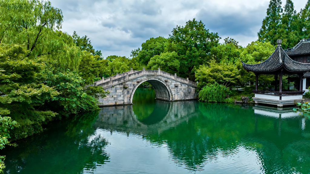 古建与碧水的水墨诗画