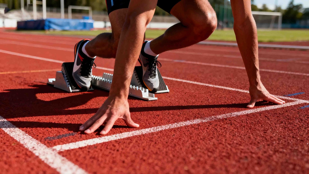 田径运动起跑红色塑胶跑道