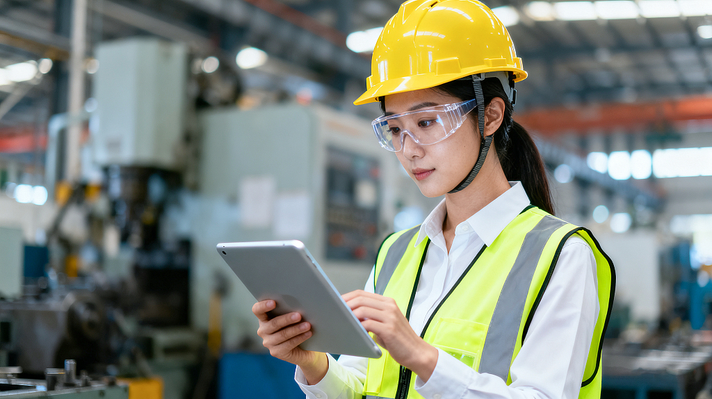 工业厂房内专业工装女性技术人员专注工作严谨高效厂房环境设备