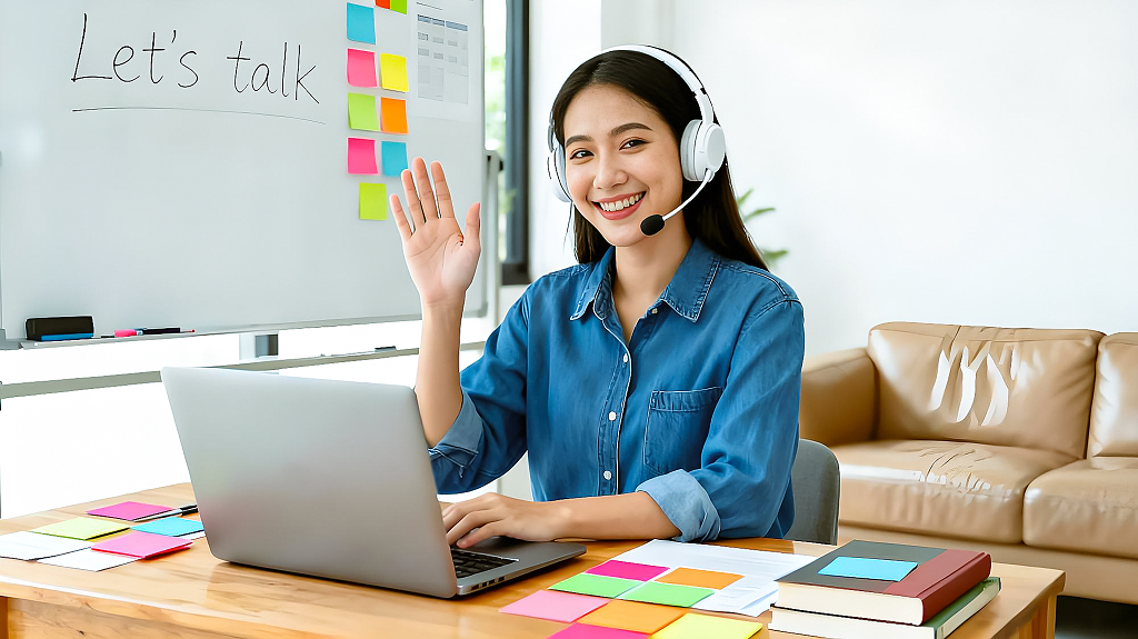 英语在线教育网课教师网络授课场景直播形象亲和专业笔记本电脑