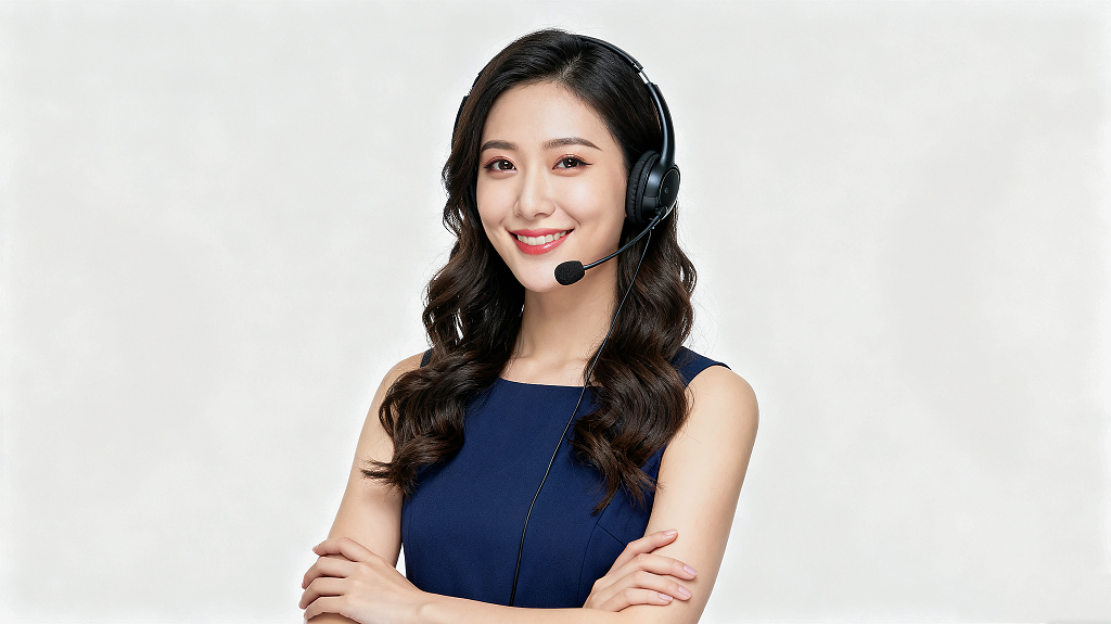 职业女性专业客服人员佩戴耳机微笑亲切专业的服务形象职场沟通