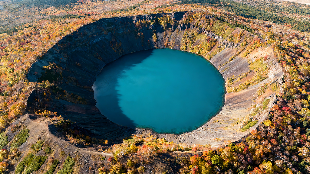 火山口湖蓝湖秋景