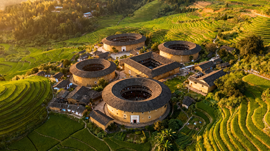 航拍福建土楼梯田日落人文风光图