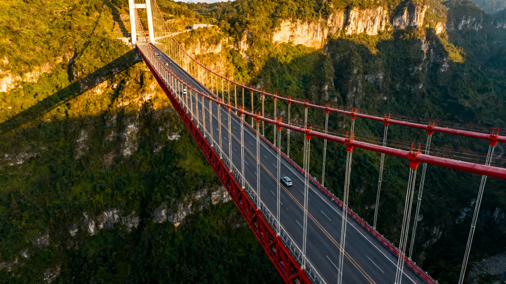 航拍峡谷红色大桥壮丽工程背景图