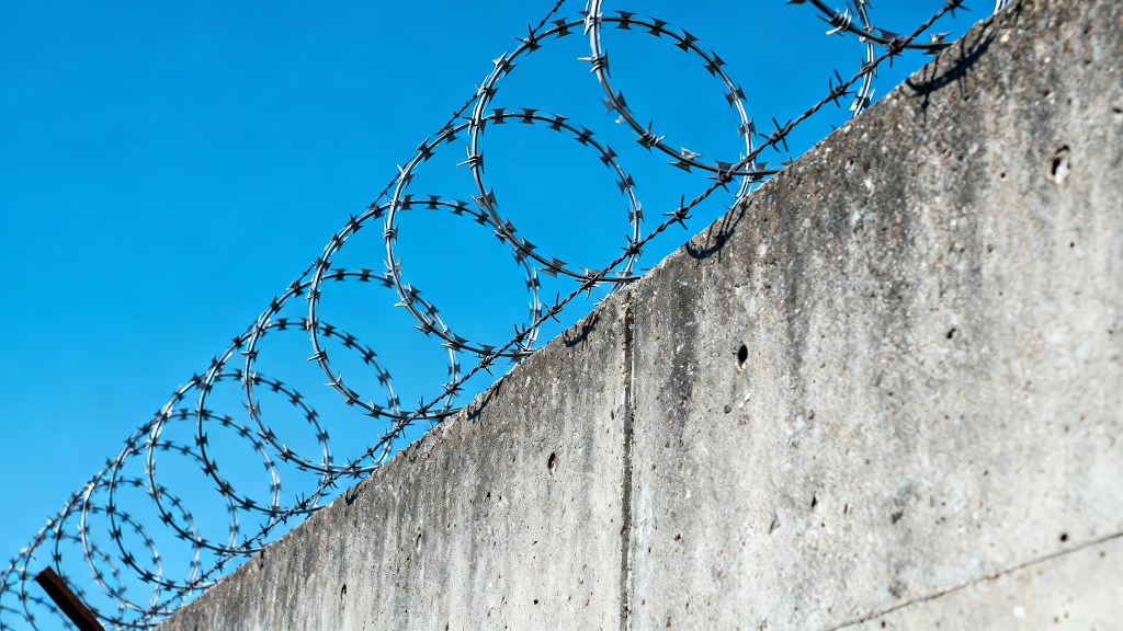 铁丝网高墙渴望自由严肃概念背景图