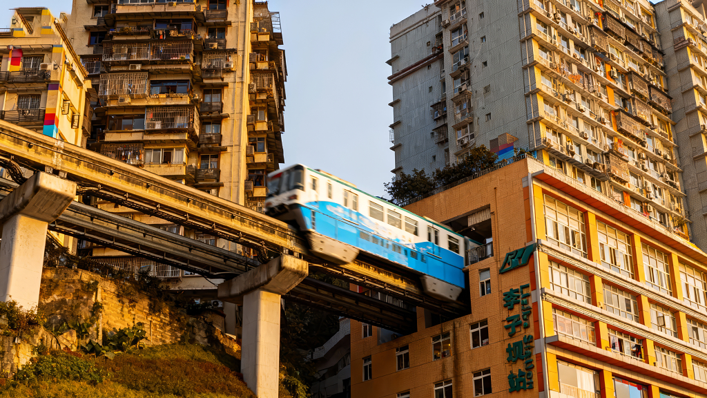 重庆网红轻轨穿楼魔幻城市景观图
