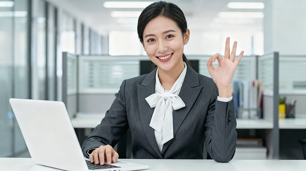 职场女性穿灰西装用电脑比OK手势办公室职业装女性职员