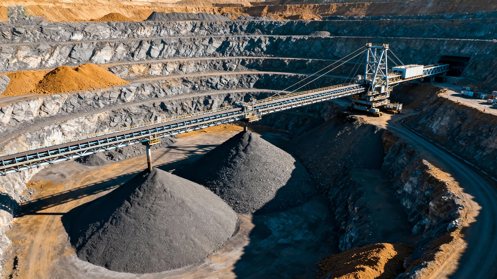 露天矿山能源开采宏大工业背景图