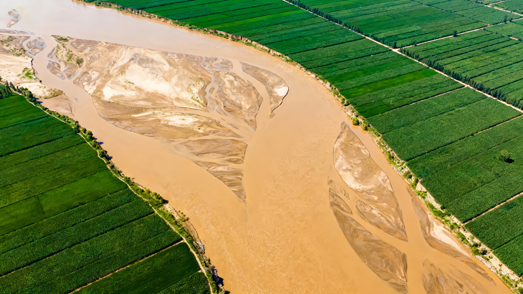 航拍黄河农田泾渭分明壮阔自然背景图