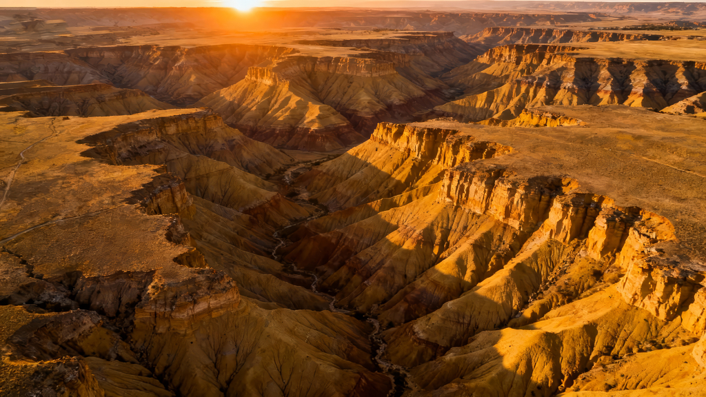 航拍大峡谷日落史诗感壮丽风光图