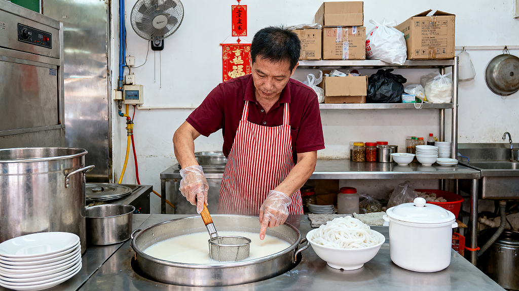 餐饮早餐粉面烹饪厨房专注制作米浆类食材厨具齐备环境整洁有序