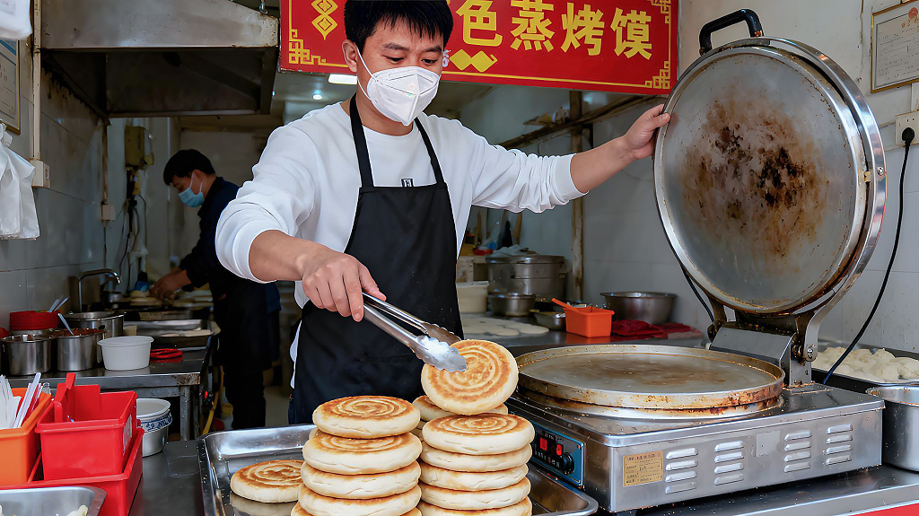 馍店师傅操作厨具制作蒸烤馍店内厨房场景忙碌面食制作餐饮商家
