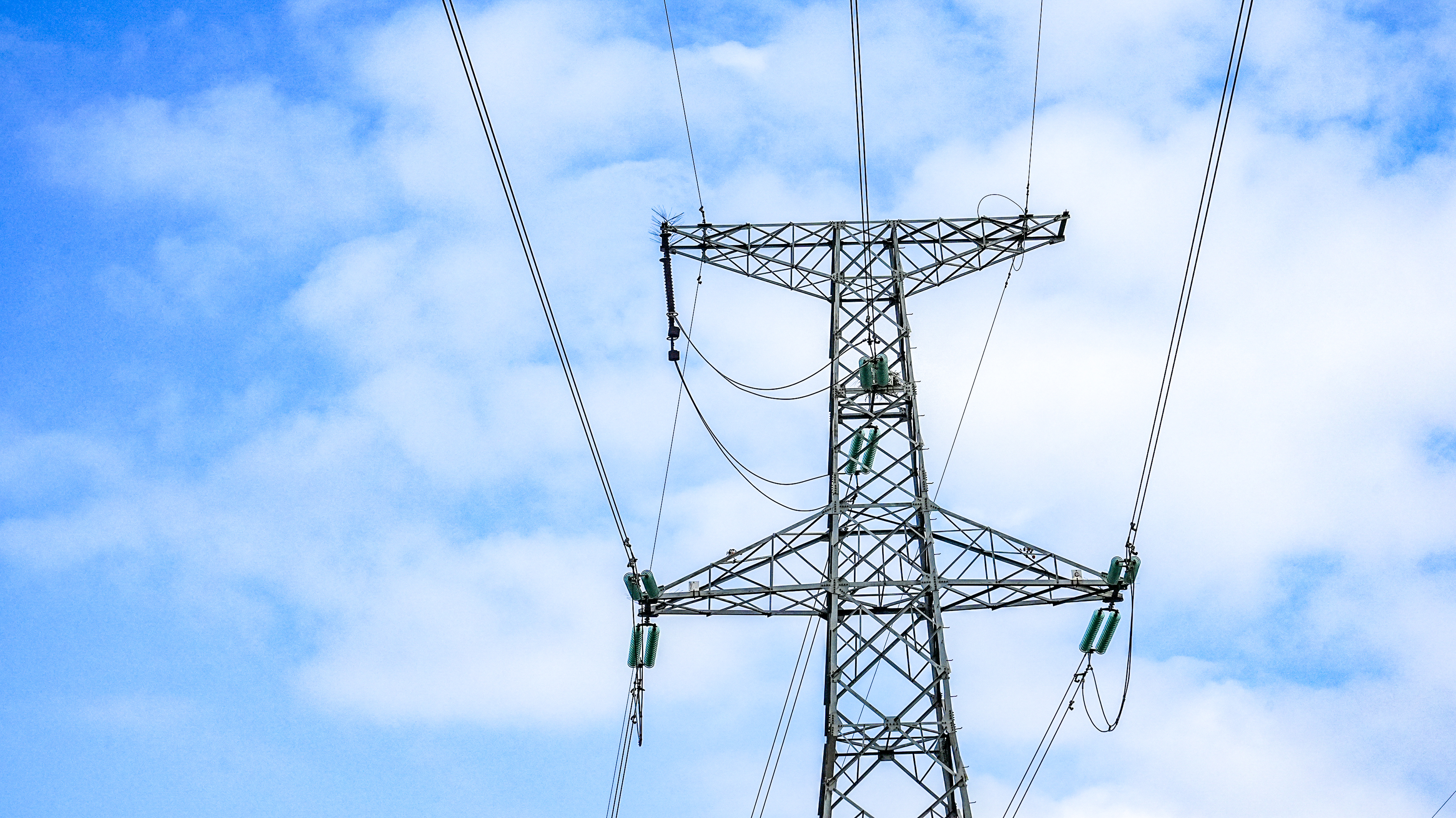 城市电力塔蓝天白云航拍