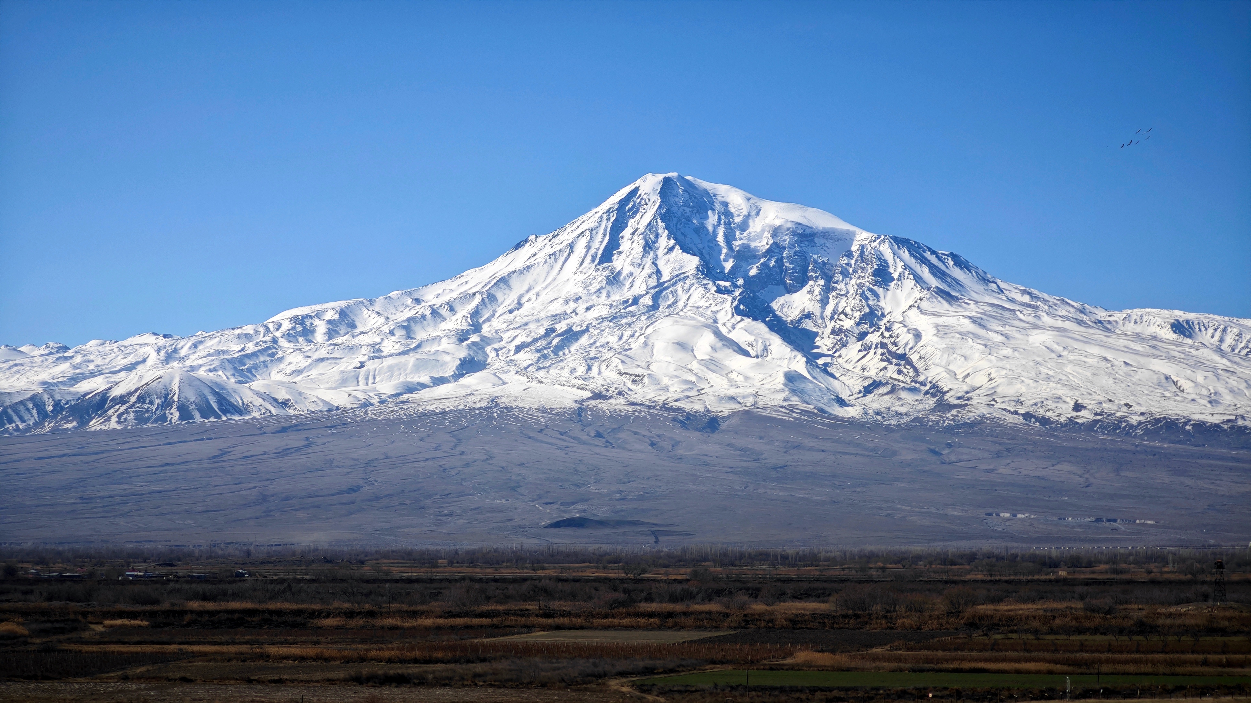 荒原之上巍峨的亚拉腊雪山