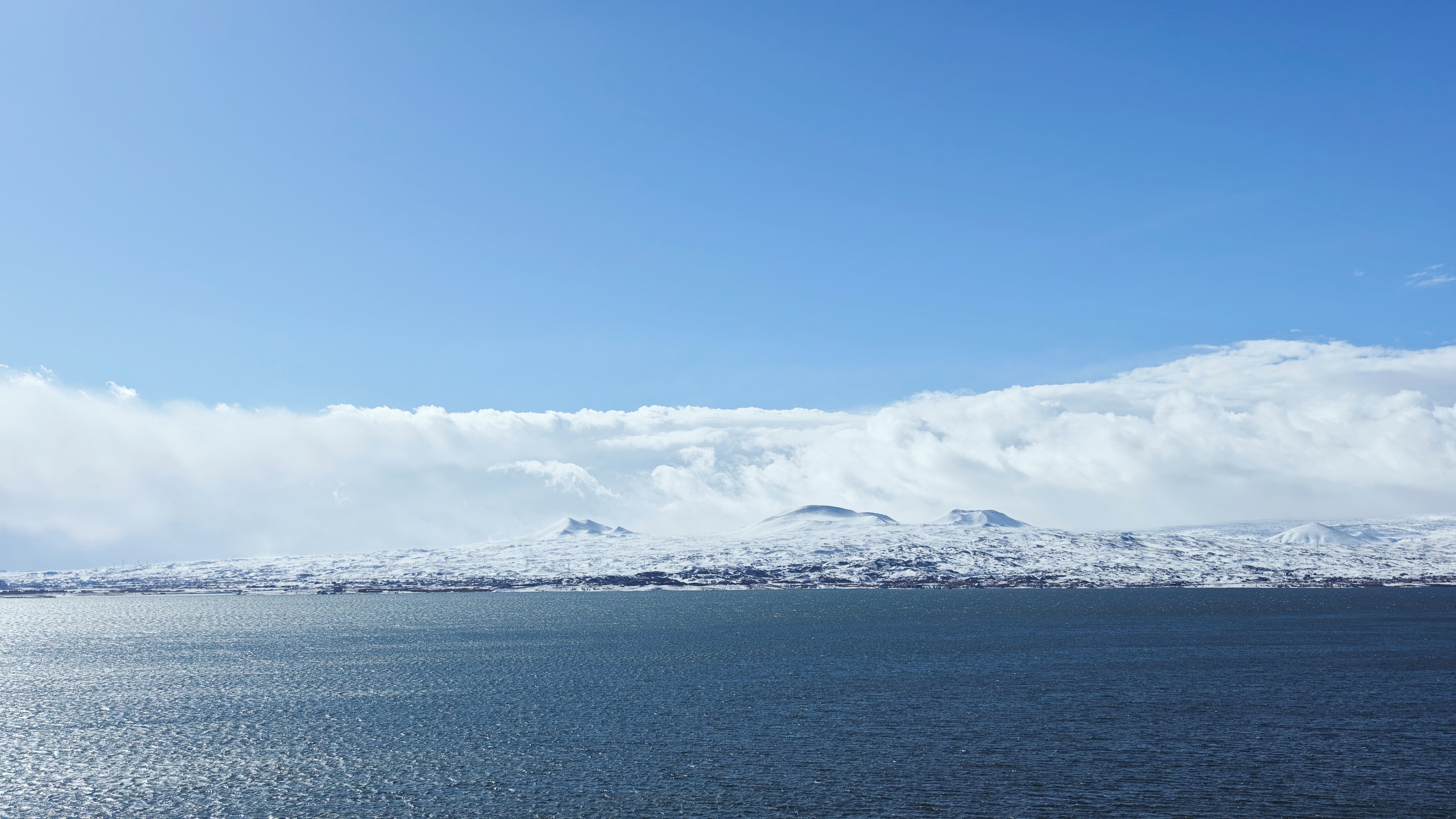 澄澈蓝天映塞凡湖雪覆远山