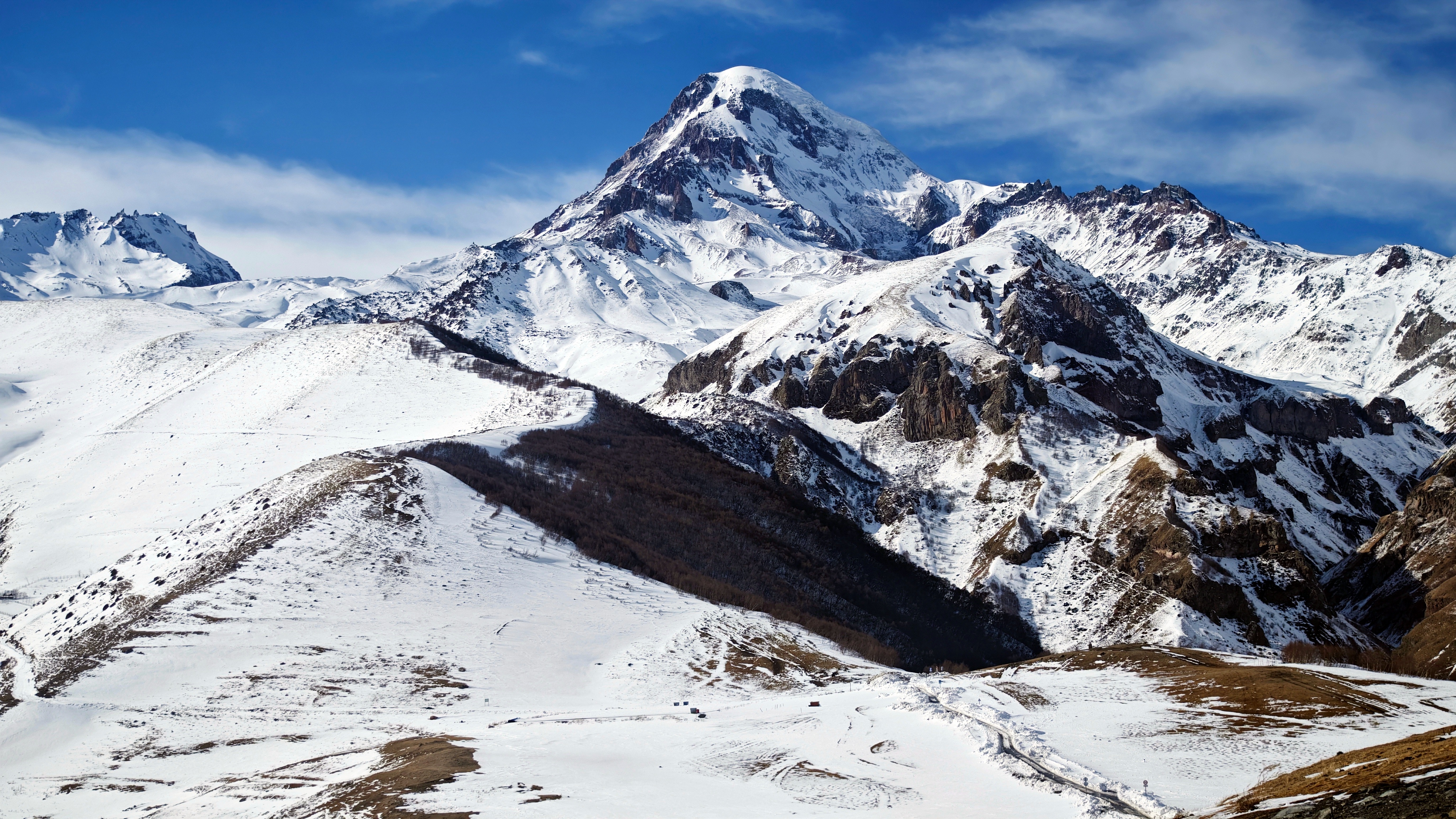 巍峨耸立的卡兹别克雪山主峰