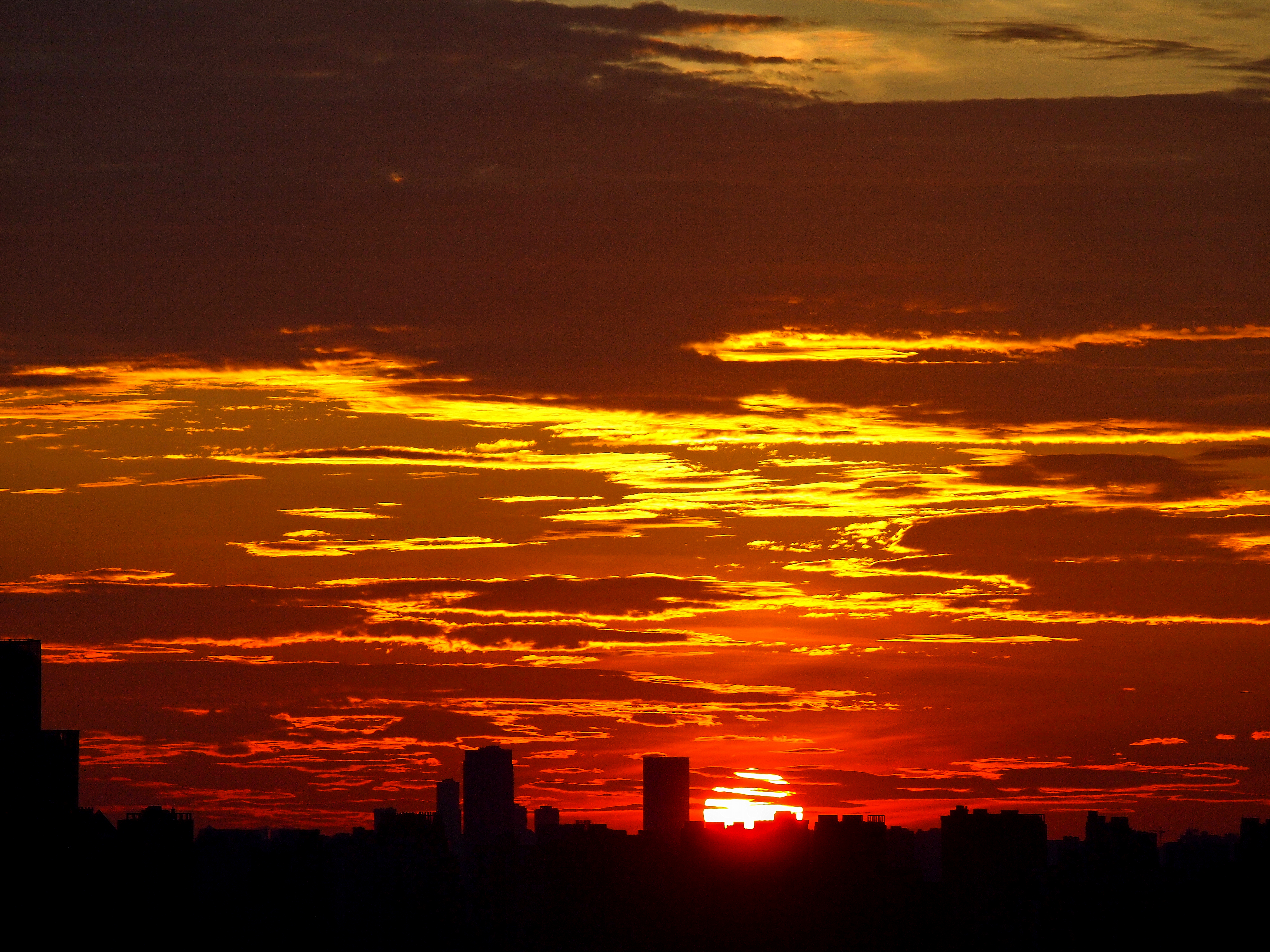 日出天空下的城市建筑剪影
