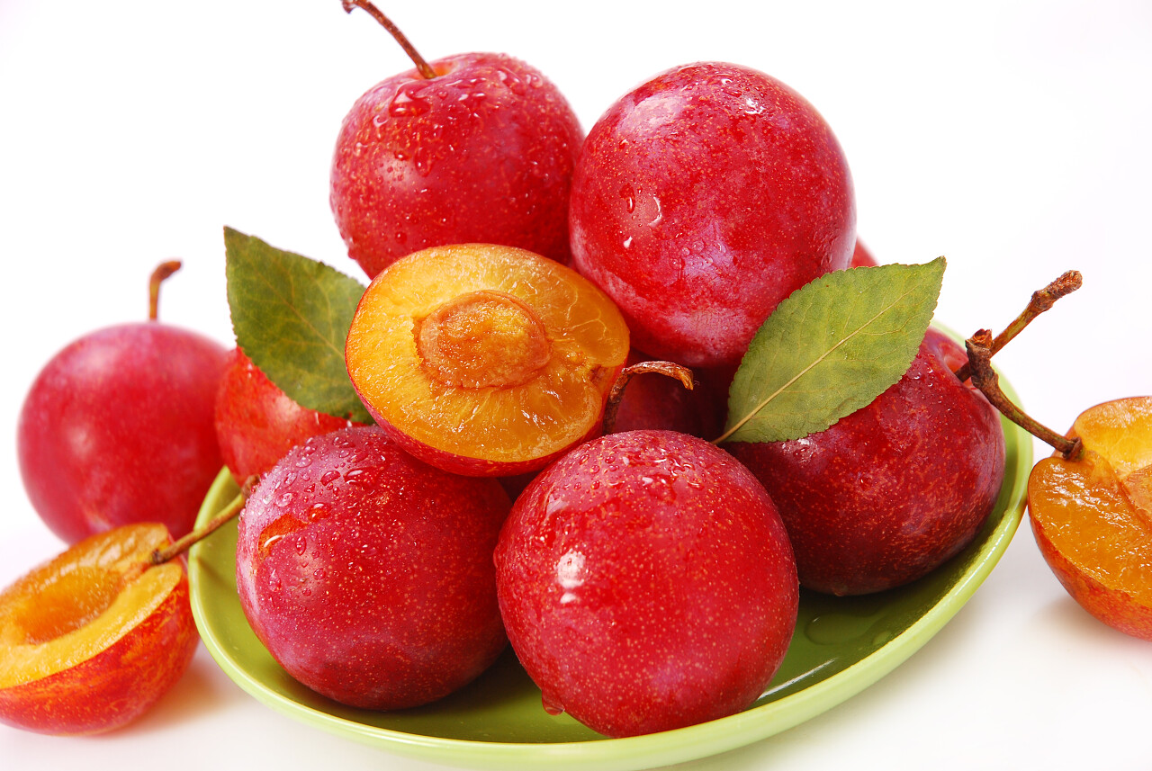 李子水果白底图篮子里面的李子水果宣传白色背景上的李子水果桌子上的