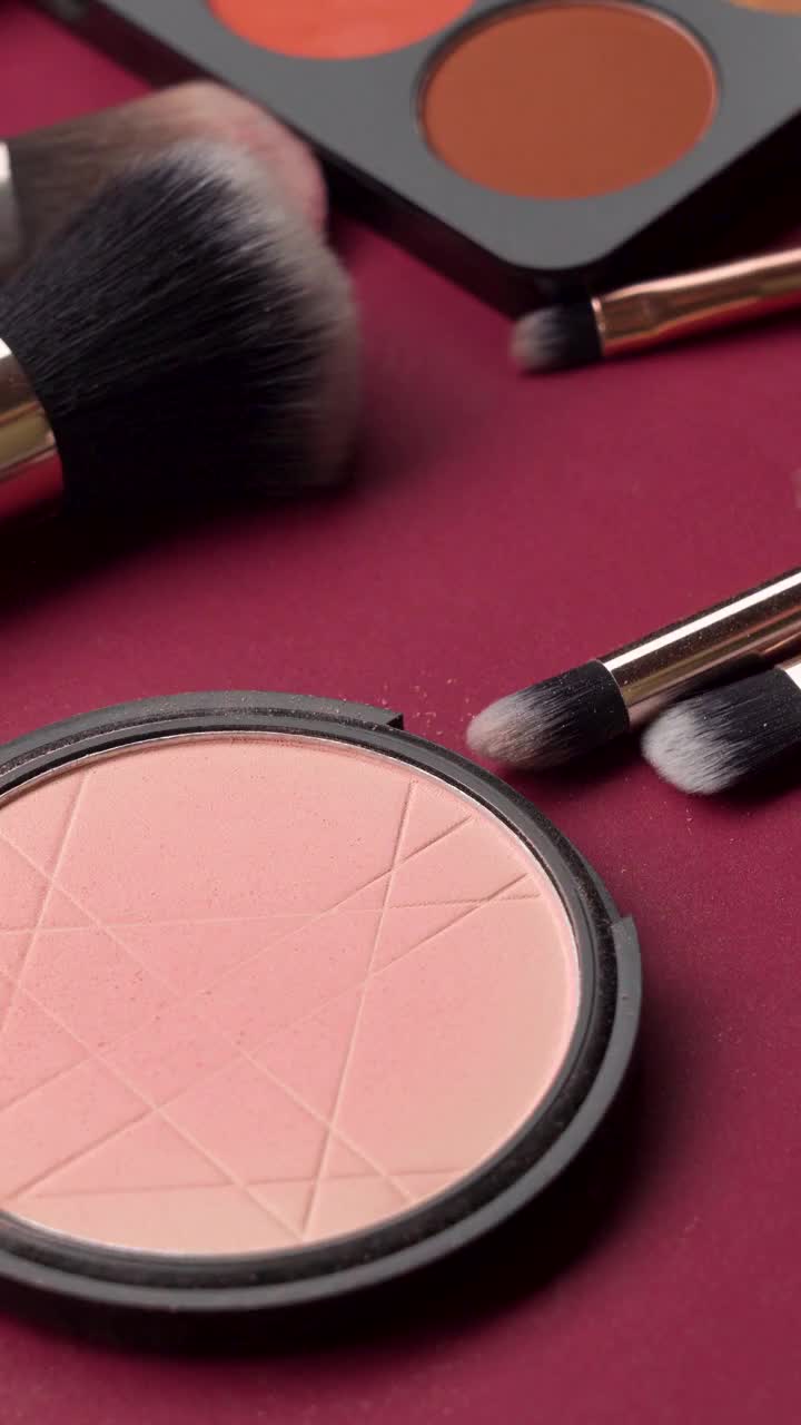 眼影调色板和化妆刷。