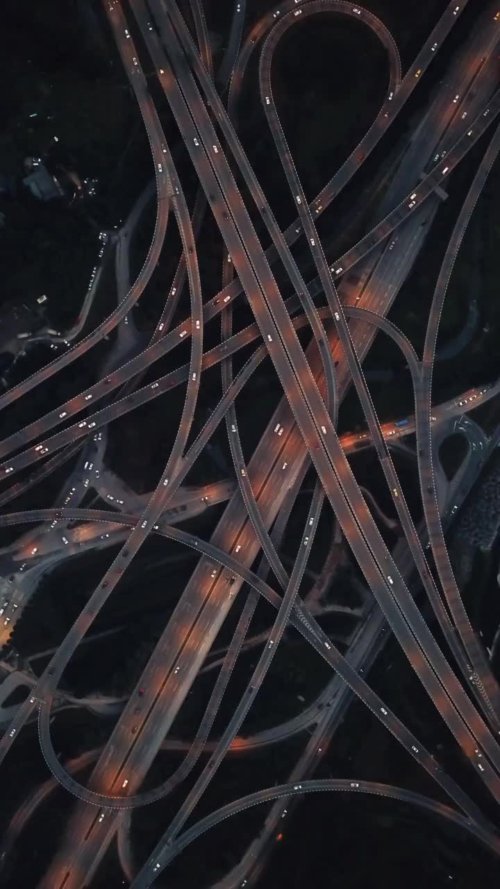 鸟瞰图的复杂天桥和繁忙的交通在黄昏