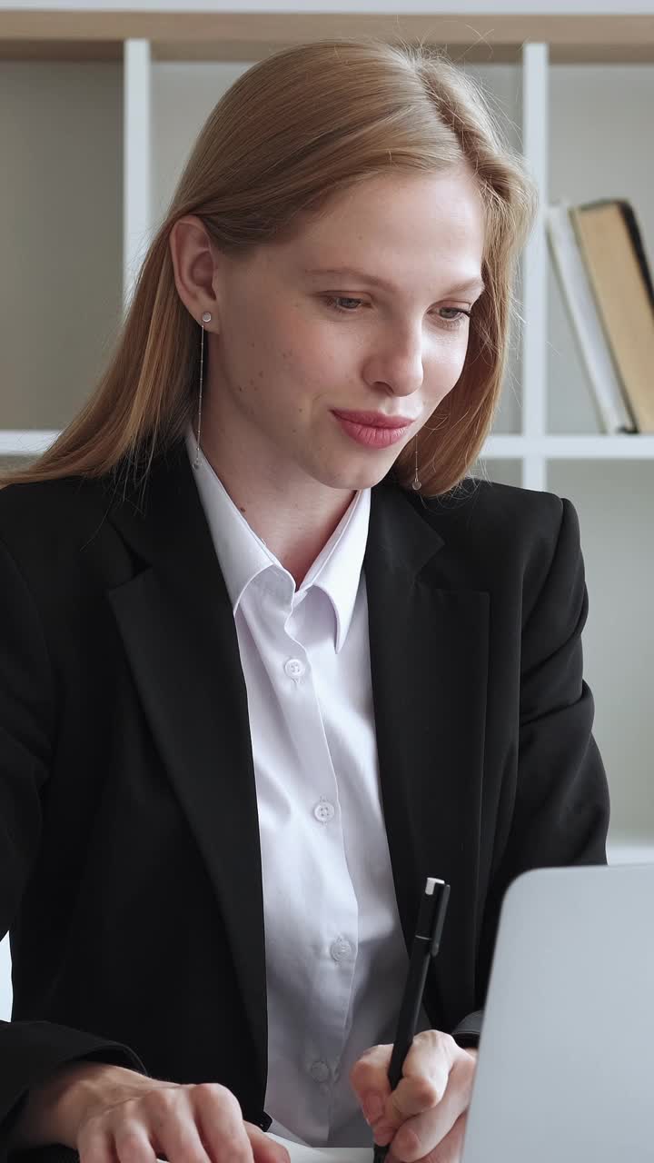 垂直互联网电话商务女士套装笔记本电脑