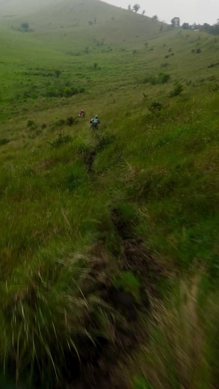 垂直视频4k。山地摩托车极限越野耐力组